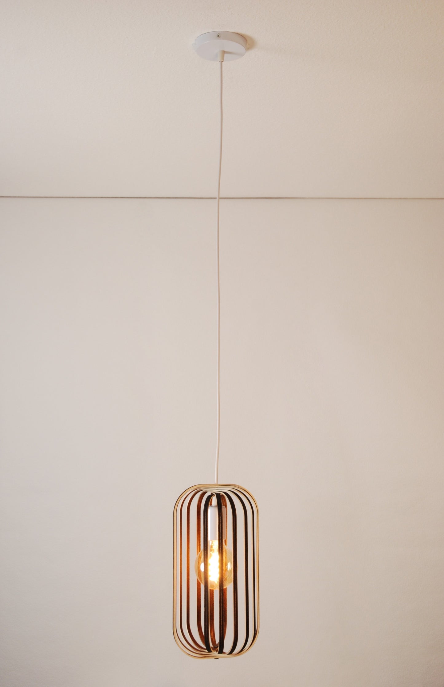 LUWALD NO.04 S Pendelleuchte aus Holz, weiß, handgefertigt, zylinderförmig, angeschaltet, Ringe, Atmosphäre, Hängelampe,  Gesamtansicht, Deckenmontage, gemütlich, warm