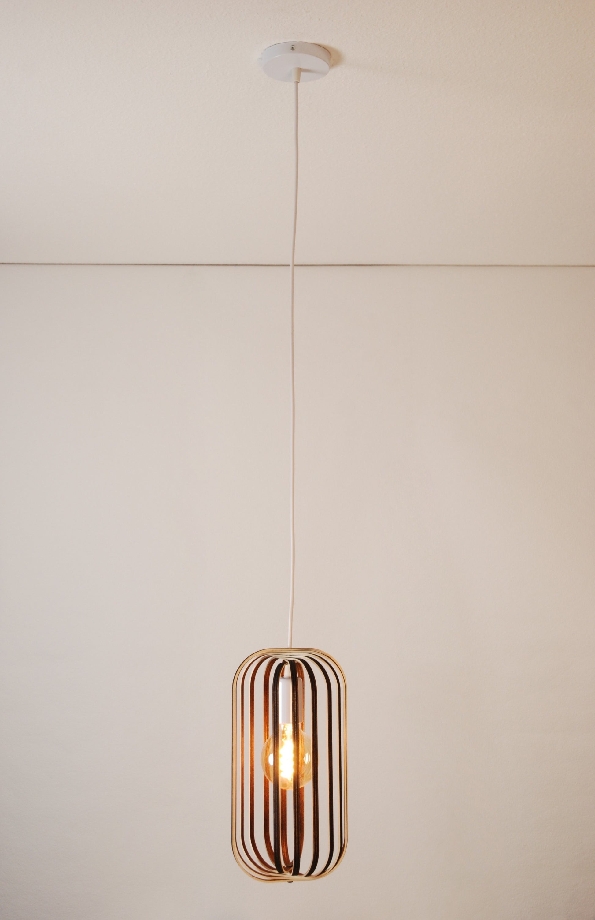 LUWALD NO.04 S Pendelleuchte aus Holz, weiß, handgefertigt, zylinderförmig, angeschaltet, Ringe, Atmosphäre, Hängelampe,  Gesamtansicht, Deckenmontage, gemütlich, warm