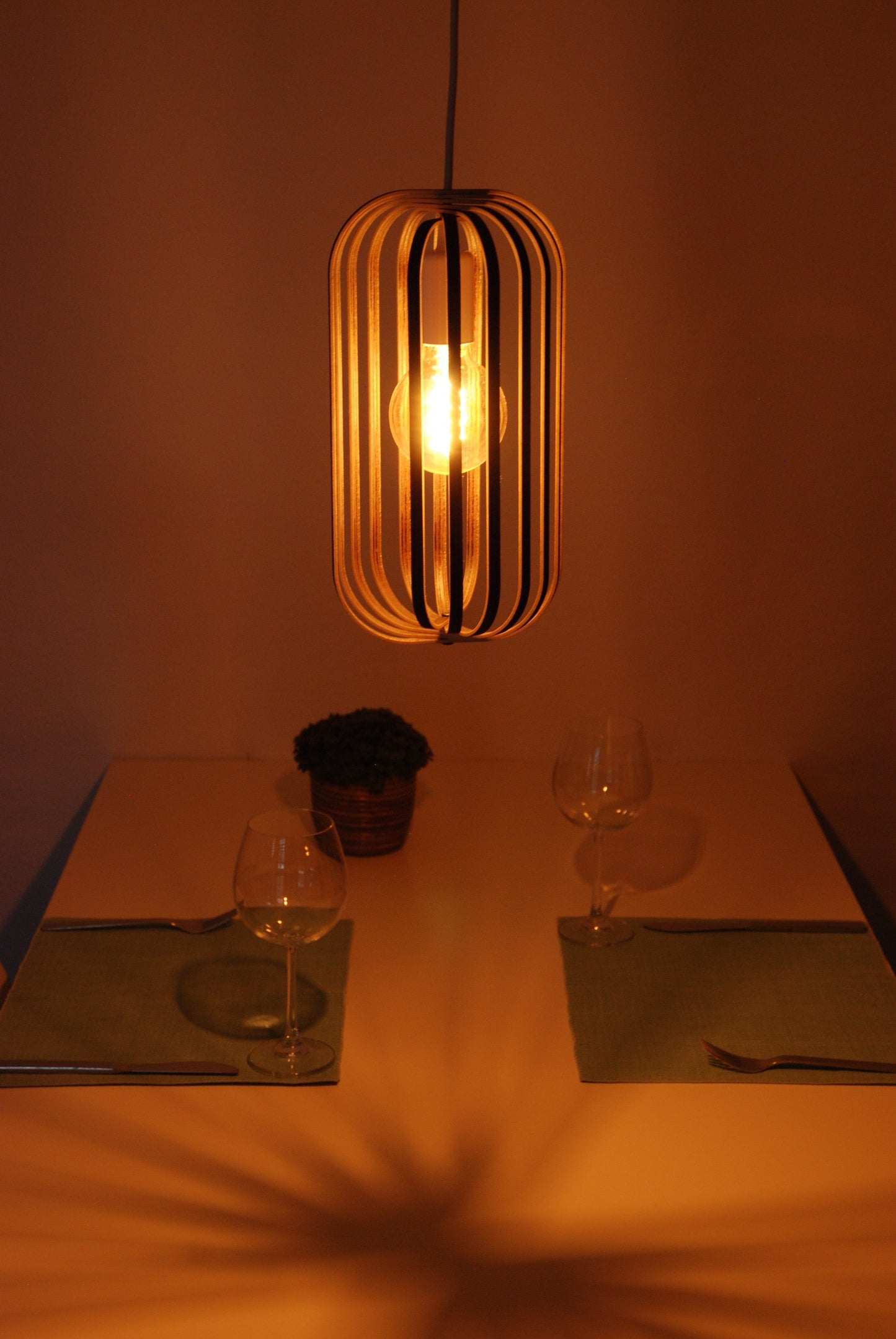 LUWALD NO.04 S Pendelleuchte aus Holz, weiß, handgefertigt, zylinderförmig, angeschaltet, Ringe, Atmosphäre, Hängelampe,  Tisch Deko, gemütlich, warm