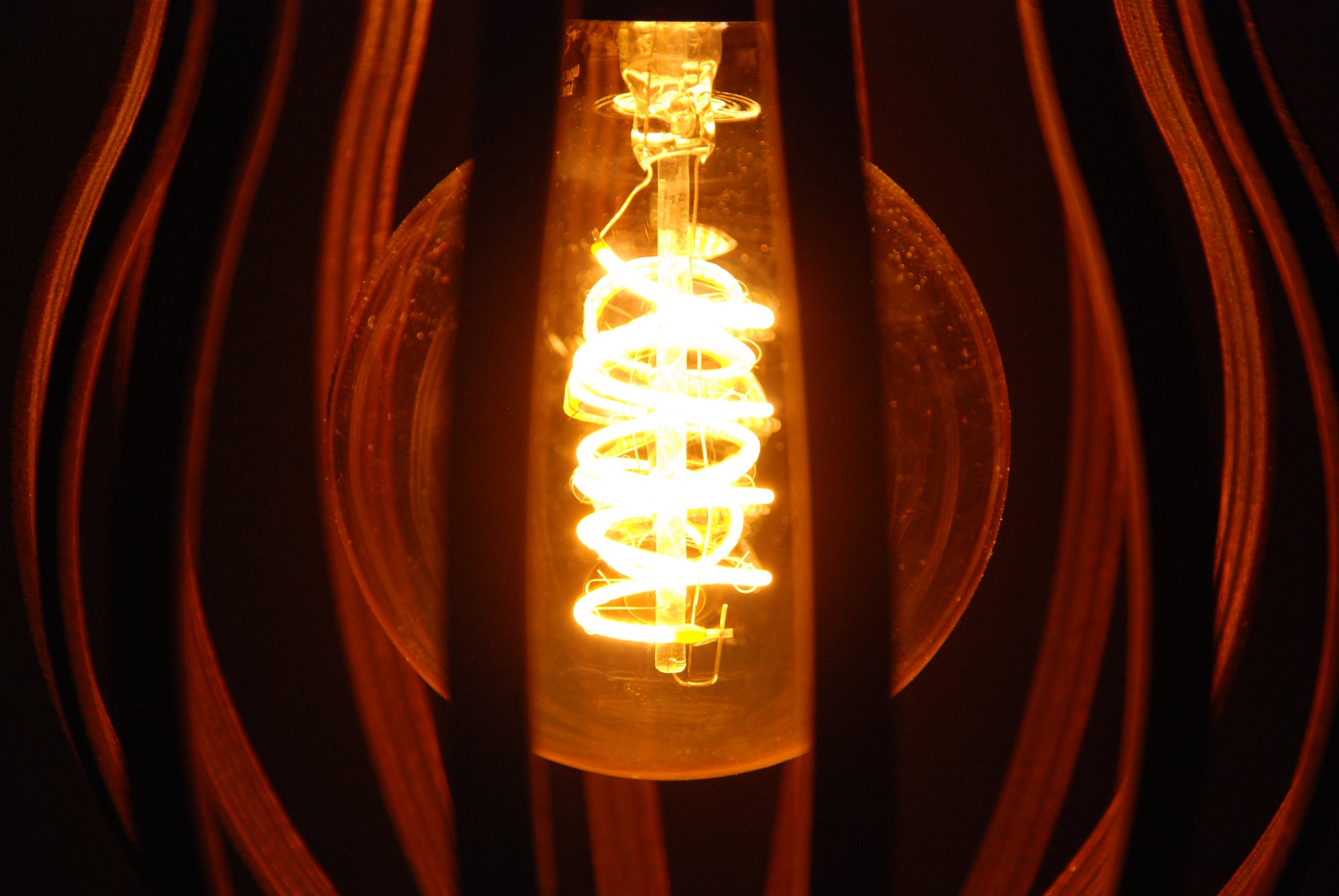 LUWALD NO.02 S, Pendelleuchte aus Holz, schwarz, handgefertigt, birnenförmig, angeschaltet, Detailansicht, Glühbirne