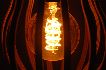 LUWALD NO.02 S, Pendelleuchte aus Holz, schwarz, handgefertigt, birnenförmig, angeschaltet, Detailansicht, Glühbirne