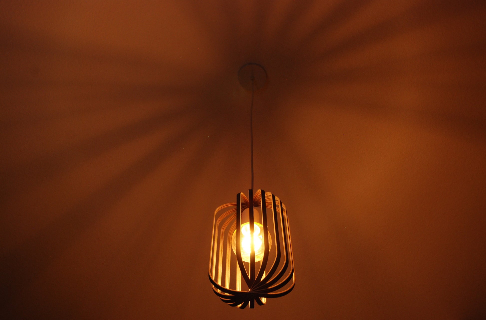 LUWALD NO.04 S Pendelleuchte aus Holz, weiß, handgefertigt, zylinderförmig, angeschaltet, Ringe, Atmosphäre, Hängelampe,  Deckenmontage, Schatten Decke, gemütlich, warm