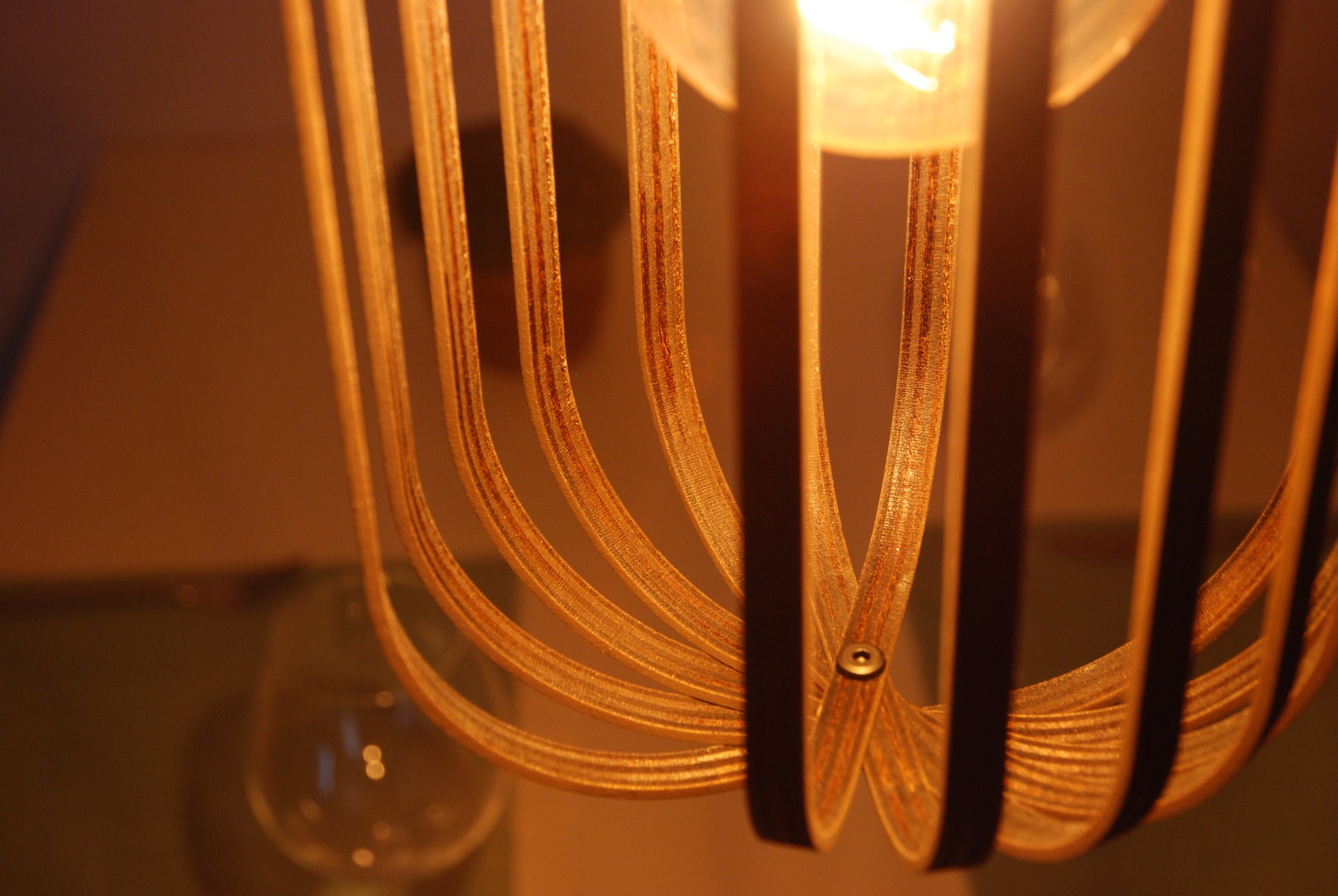 LUWALD NO.04 S Pendelleuchte aus Holz, weiß, handgefertigt, zylinderförmig, angeschaltet, Ringe, Atmosphäre, Hängelampe,  Detail, gemütlich, warm