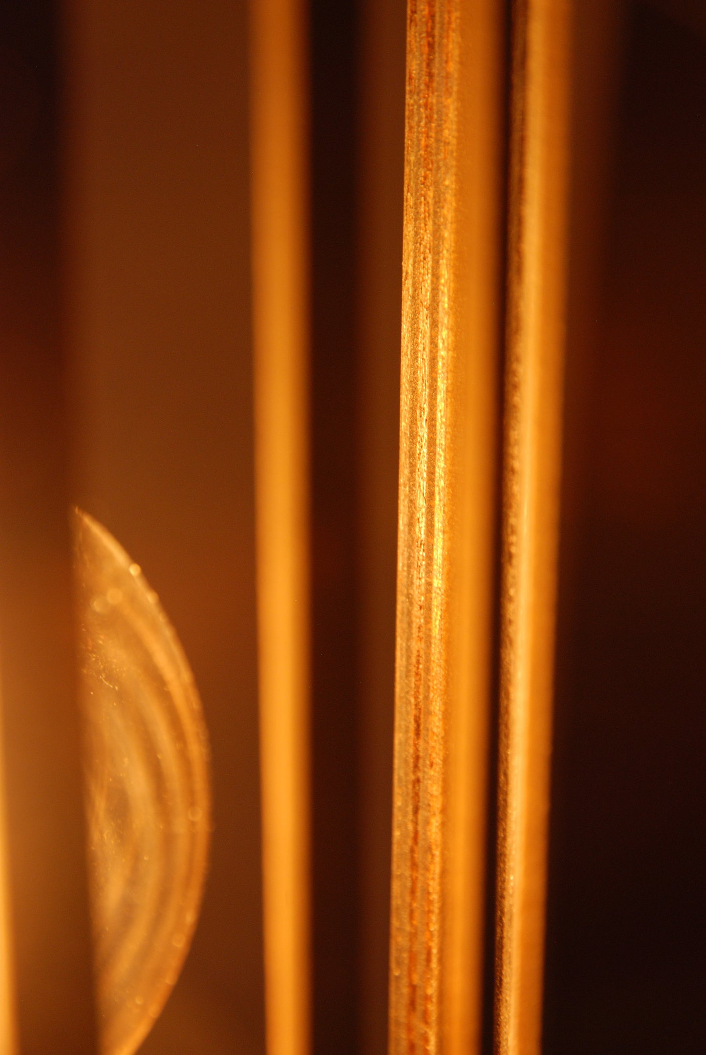 LUWALD NO.04 S Pendelleuchte aus Holz, weiß, handgefertigt, zylinderförmig, angeschaltet, Ringe, Atmosphäre, Hängelampe,  Detailansicht, gemütlich, warm