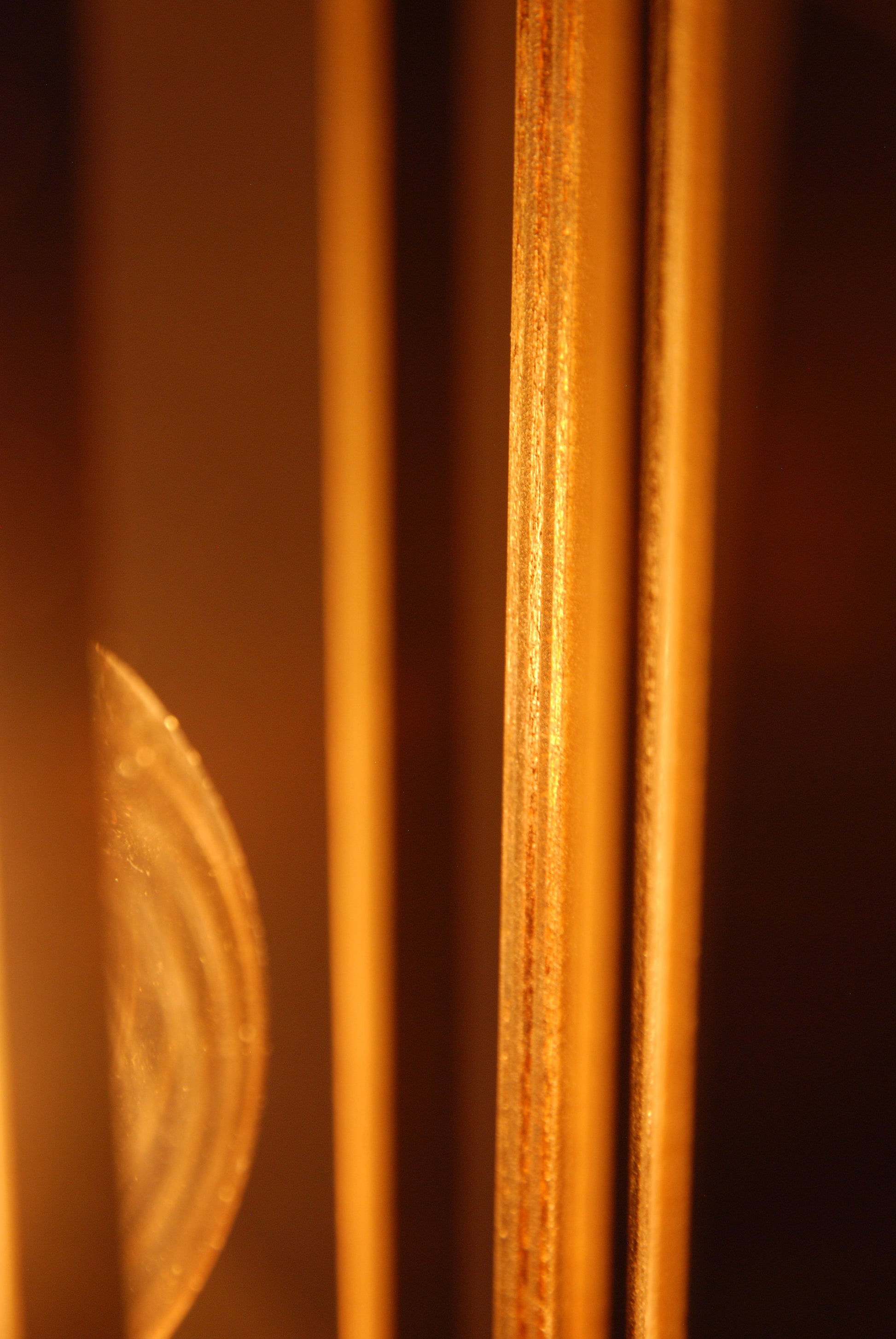 LUWALD NO.04 S Pendelleuchte aus Holz, weiß, handgefertigt, zylinderförmig, angeschaltet, Ringe, Atmosphäre, Hängelampe,  Detailansicht, gemütlich, warm