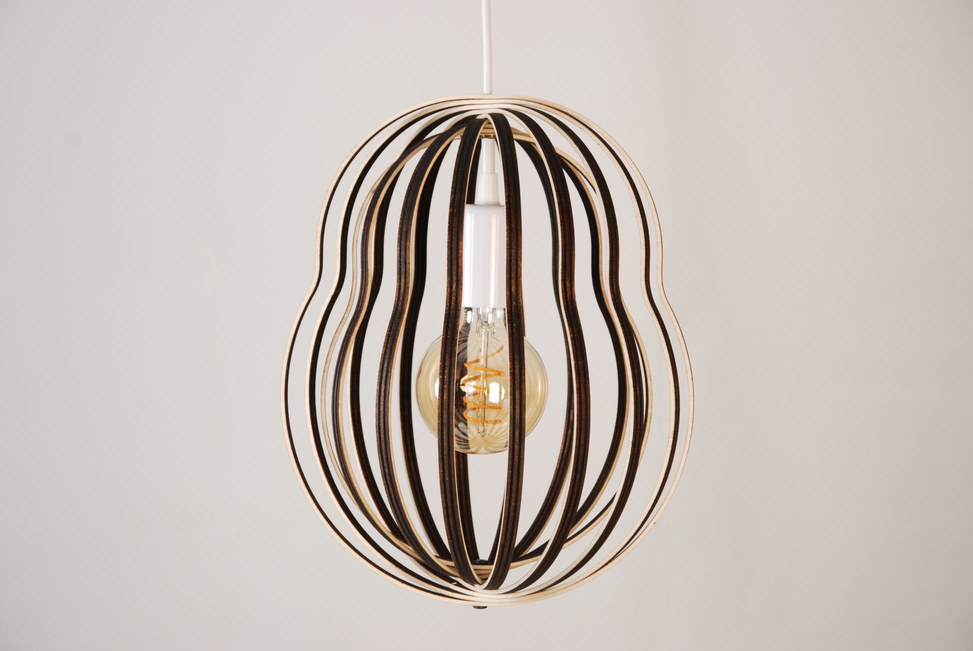 LUWALD NO.02 M, Pendelleuchte aus Holz, weiß, handgefertigt, birnenförmig, ausgeschaltet, Seitenansicht