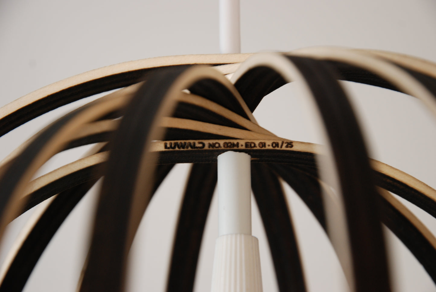 LUWALD NO.02 M, Pendelleuchte aus Holz, weiß, handgefertigt, birnenförmig, ausgeschaltet, Detail Logo, Gravur