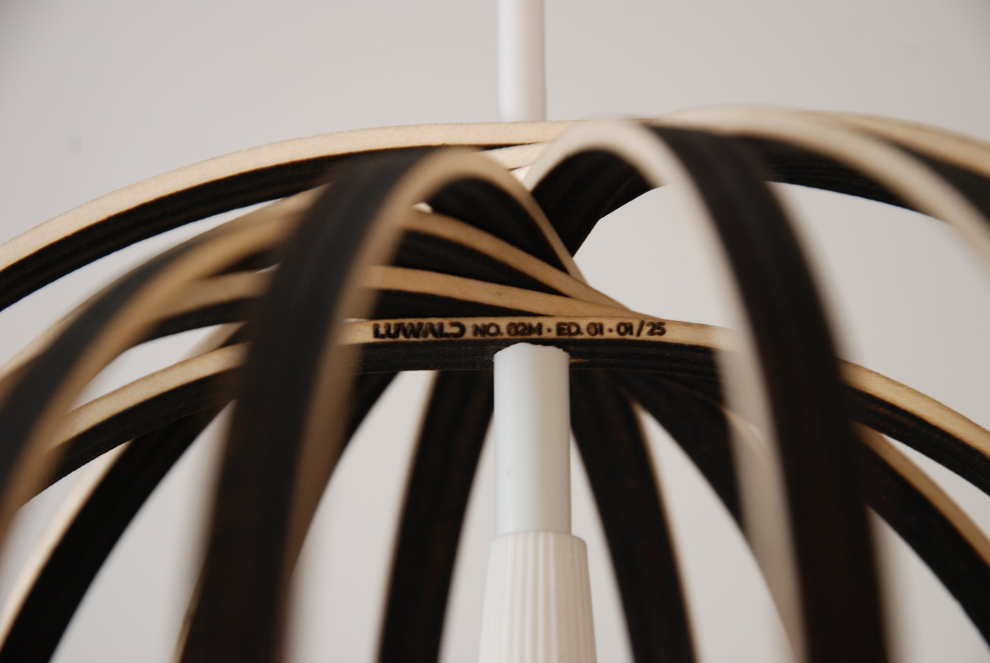 LUWALD NO.02 M, Pendelleuchte aus Holz, weiß, handgefertigt, birnenförmig, ausgeschaltet, Detail Logo, Gravur