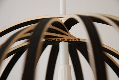 LUWALD NO.02 M, Pendelleuchte aus Holz, weiß, handgefertigt, birnenförmig, ausgeschaltet, Detail Logo, Gravur