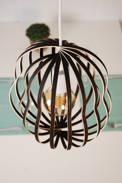 LUWALD NO.02 M, Pendelleuchte aus Holz, weiß, handgefertigt, birnenförmig, ausgeschaltet, schräg von oben