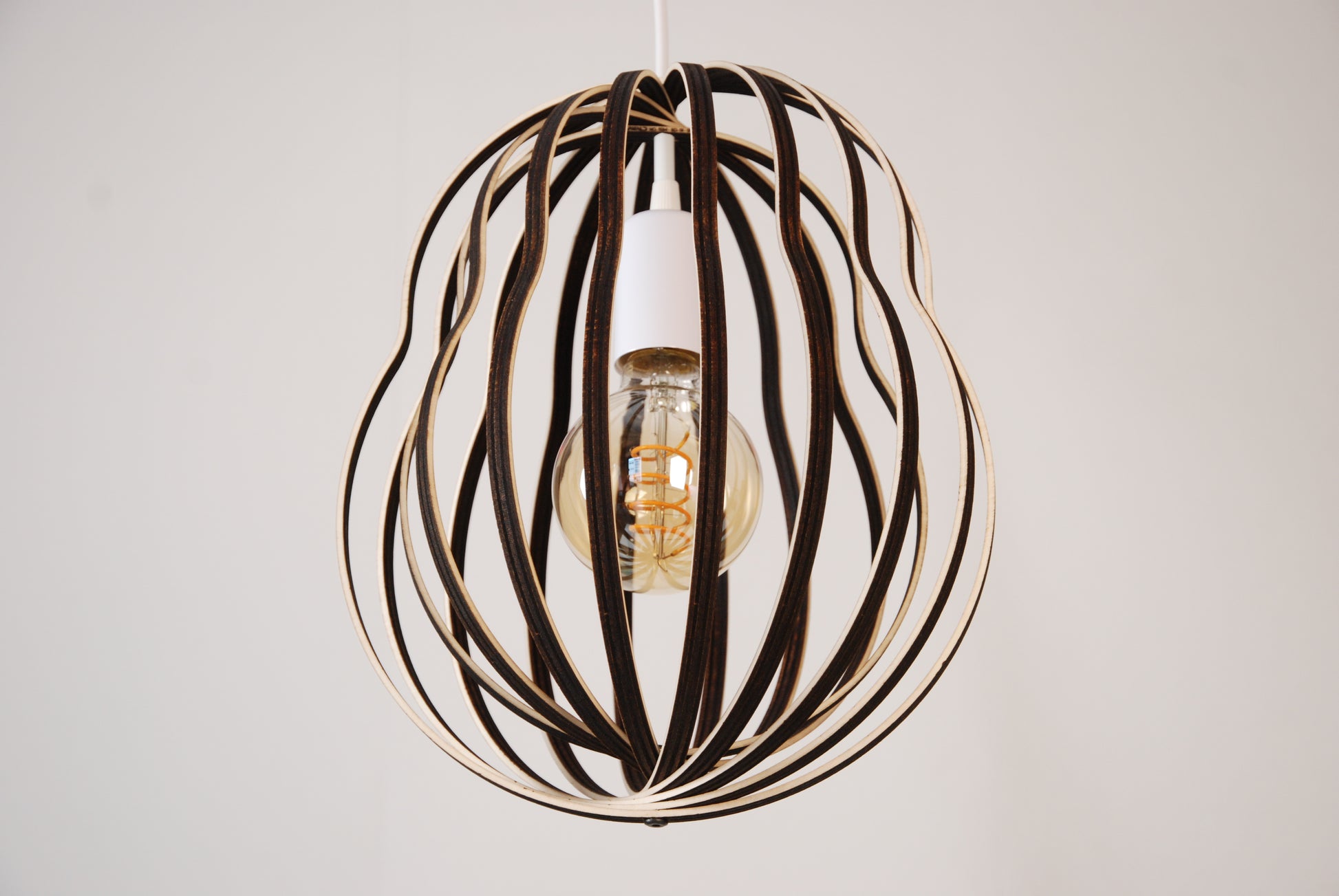 LUWALD NO.02 M, Pendelleuchte aus Holz, weiß, handgefertigt, birnenförmig, ausgeschaltet, schräg von unten