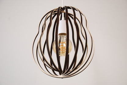 LUWALD NO.02 M, Pendelleuchte aus Holz, weiß, handgefertigt, birnenförmig, ausgeschaltet, schräg von unten