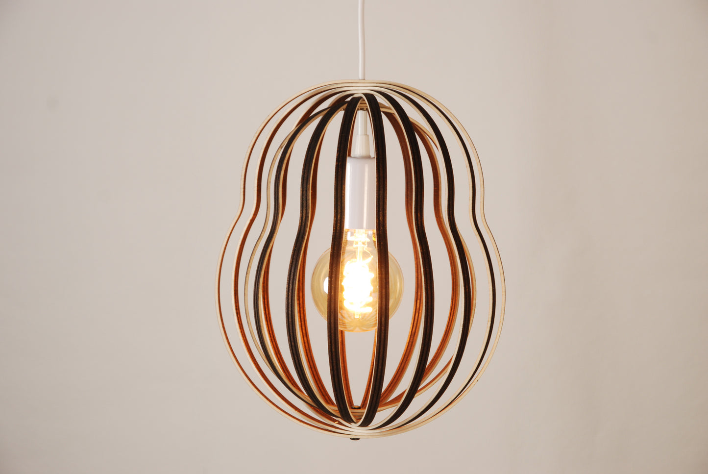 LUWALD NO.02 M, Pendelleuchte aus Holz, weiß, handgefertigt, birnenförmig, angeschaltet, Seitenansicht