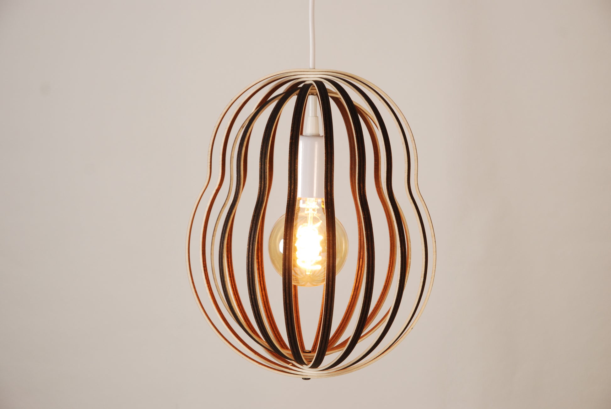 LUWALD NO.02 M, Pendelleuchte aus Holz, weiß, handgefertigt, birnenförmig, angeschaltet, Seitenansicht