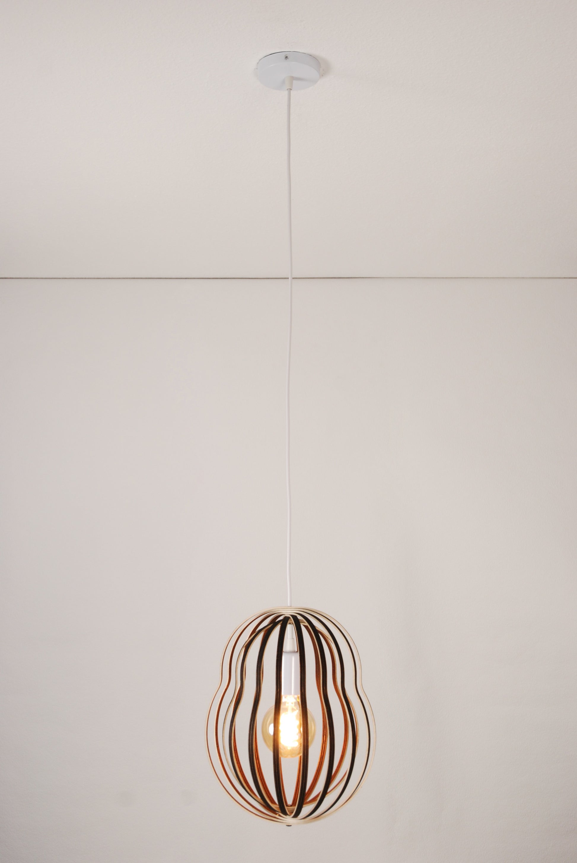 LUWALD NO.02 M, Pendelleuchte aus Holz, weiß, handgefertigt, birnenförmig, angeschaltet, Gesamtansicht