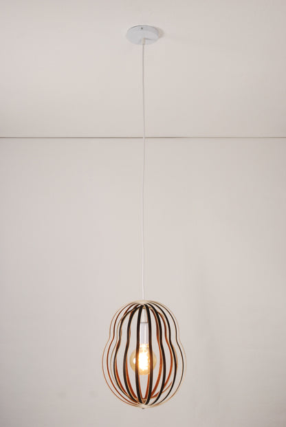 LUWALD NO.02 M, Pendelleuchte aus Holz, weiß, handgefertigt, birnenförmig, angeschaltet, Gesamtansicht