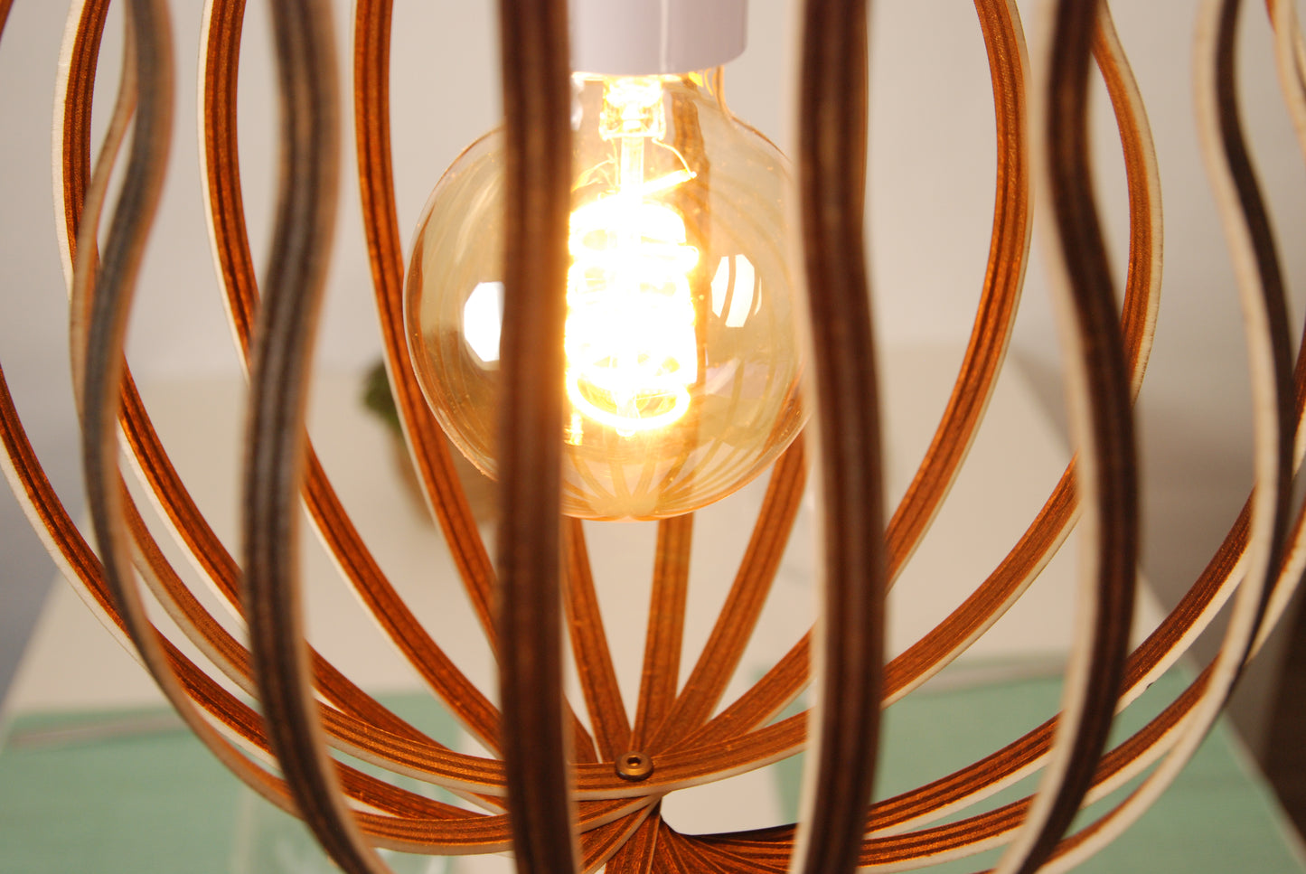 LUWALD NO.02 M, Pendelleuchte aus Holz, weiß, handgefertigt, birnenförmig, angeschaltet, Detailansicht innen