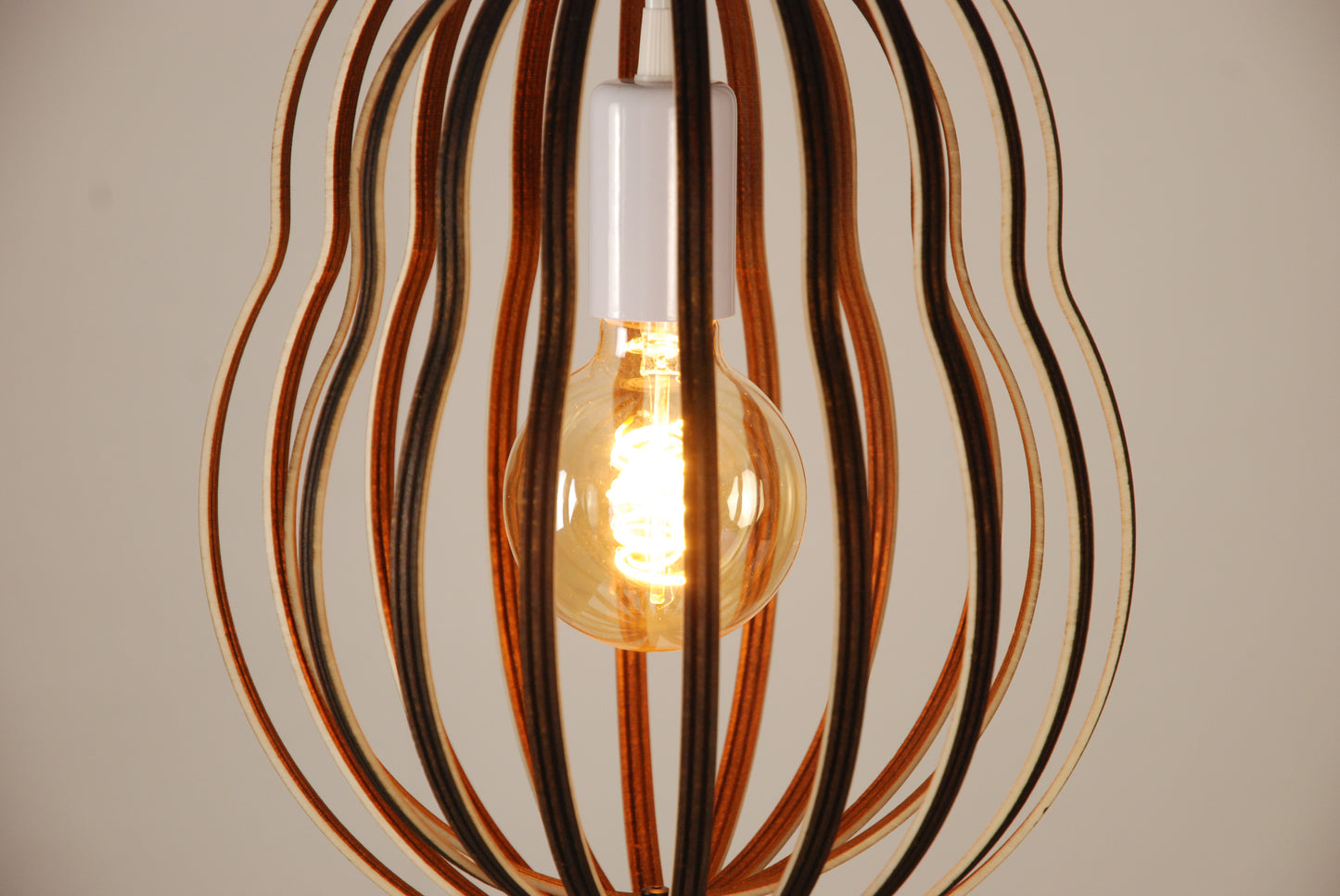 LUWALD NO.02 M, Pendelleuchte aus Holz, weiß, handgefertigt, birnenförmig, angeschaltet, Seitenansicht, Detail