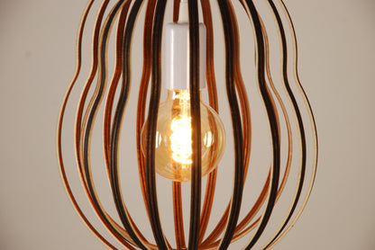 LUWALD NO.02 M, Pendelleuchte aus Holz, weiß, handgefertigt, birnenförmig, angeschaltet, Seitenansicht, Detail