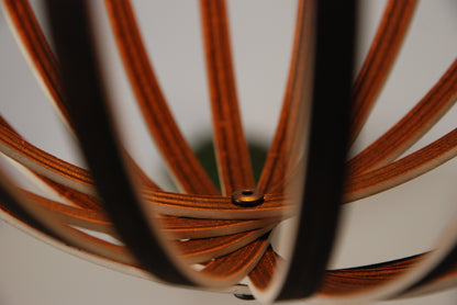 LUWALD NO.02 M, Pendelleuchte aus Holz, weiß, handgefertigt, birnenförmig, angeschaltet, Detail, unten