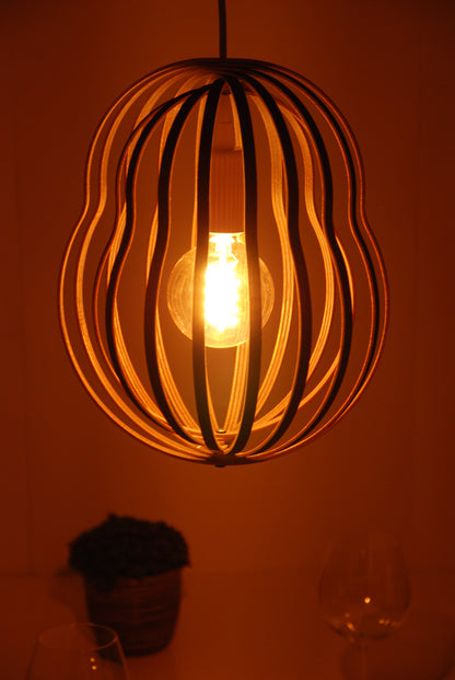 LUWALD NO.02 M, Pendelleuchte aus Holz, weiß, handgefertigt, birnenförmig, angeschaltet, Seitenansicht, warm