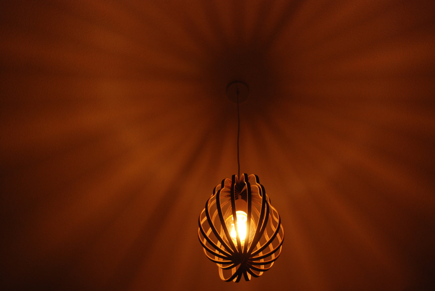 LUWALD NO.02 M, Pendelleuchte aus Holz, weiß, handgefertigt, birnenförmig, angeschaltet, Schatten an Decke