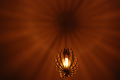 LUWALD NO.02 M, Pendelleuchte aus Holz, weiß, handgefertigt, birnenförmig, angeschaltet, Schatten an Decke