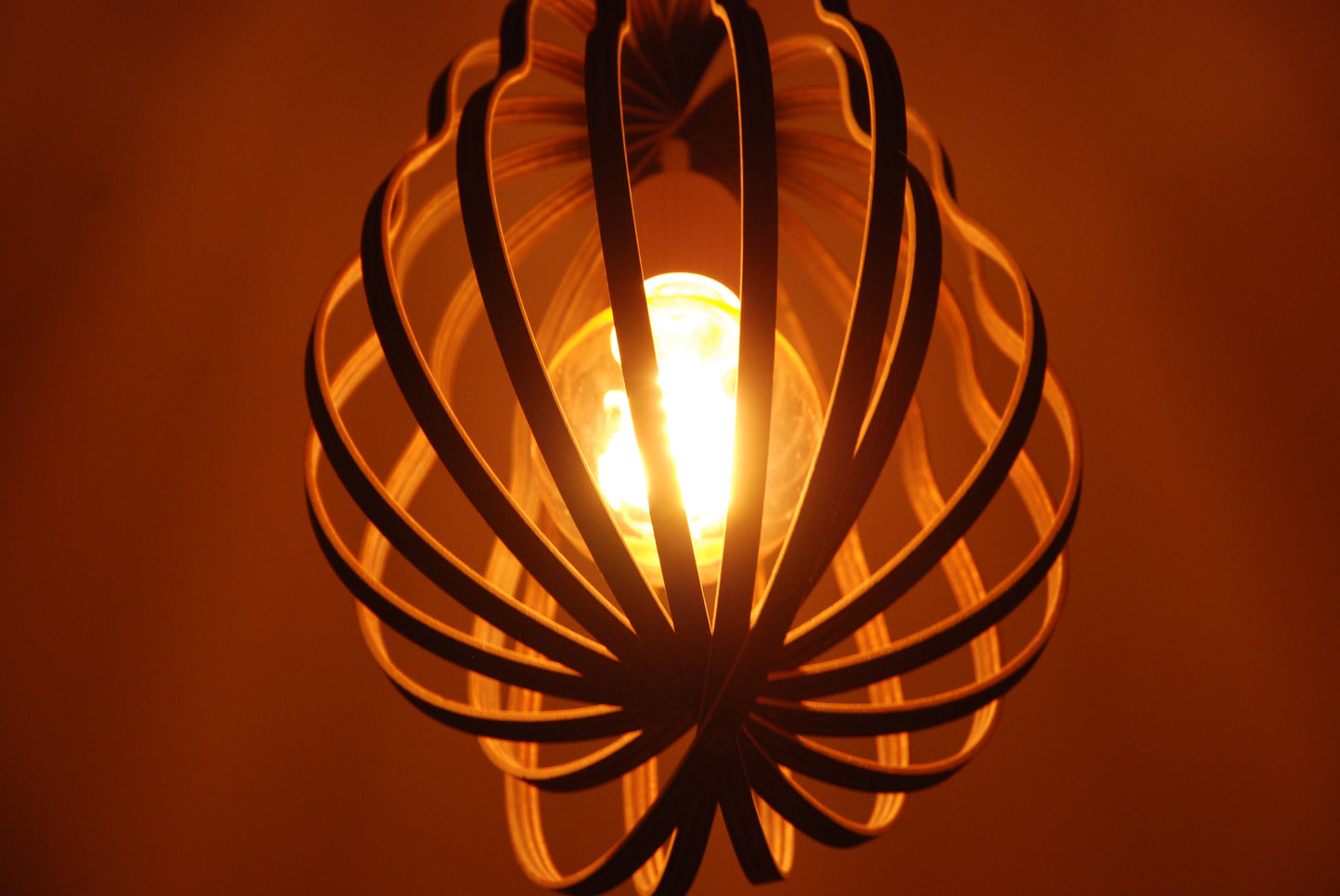 LUWALD NO.02 M, Pendelleuchte aus Holz, weiß, handgefertigt, birnenförmig, angeschaltet, schräg von unten, Detail, warm