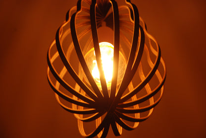 LUWALD NO.02 M, Pendelleuchte aus Holz, weiß, handgefertigt, birnenförmig, angeschaltet, schräg von unten, Detail, warm