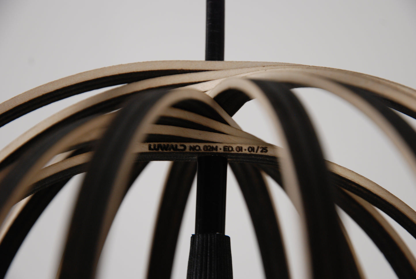 LUWALD NO.02 M Pendelleuchte aus Holz, schwarz, handgefertigt, birnenförmig, ausgeschaltet, Detailansicht, Logo, Gravur
