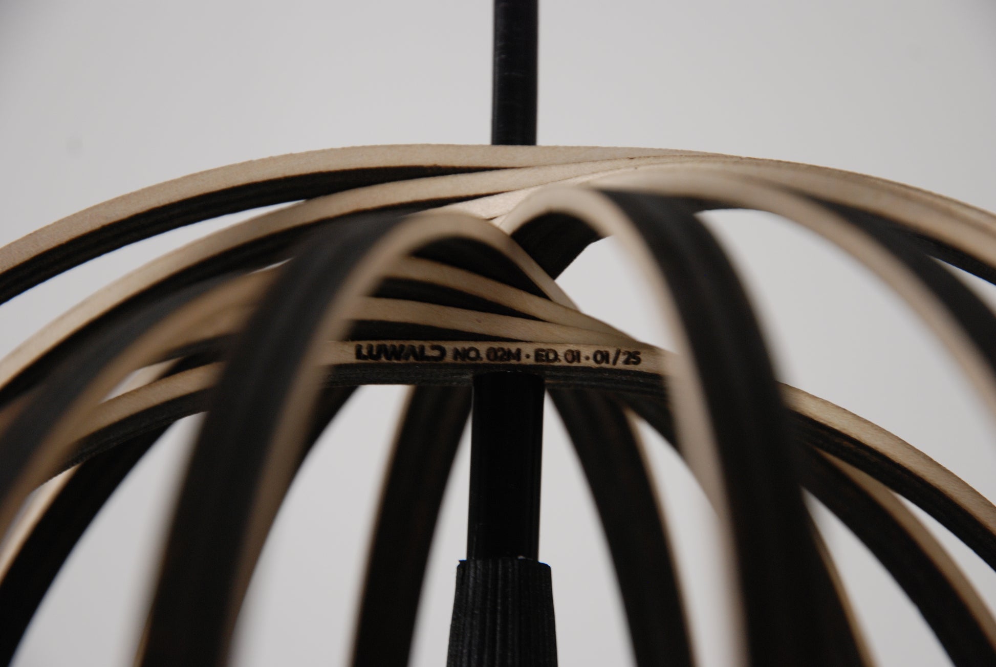 LUWALD NO.02 M Pendelleuchte aus Holz, schwarz, handgefertigt, birnenförmig, ausgeschaltet, Detailansicht, Logo, Gravur