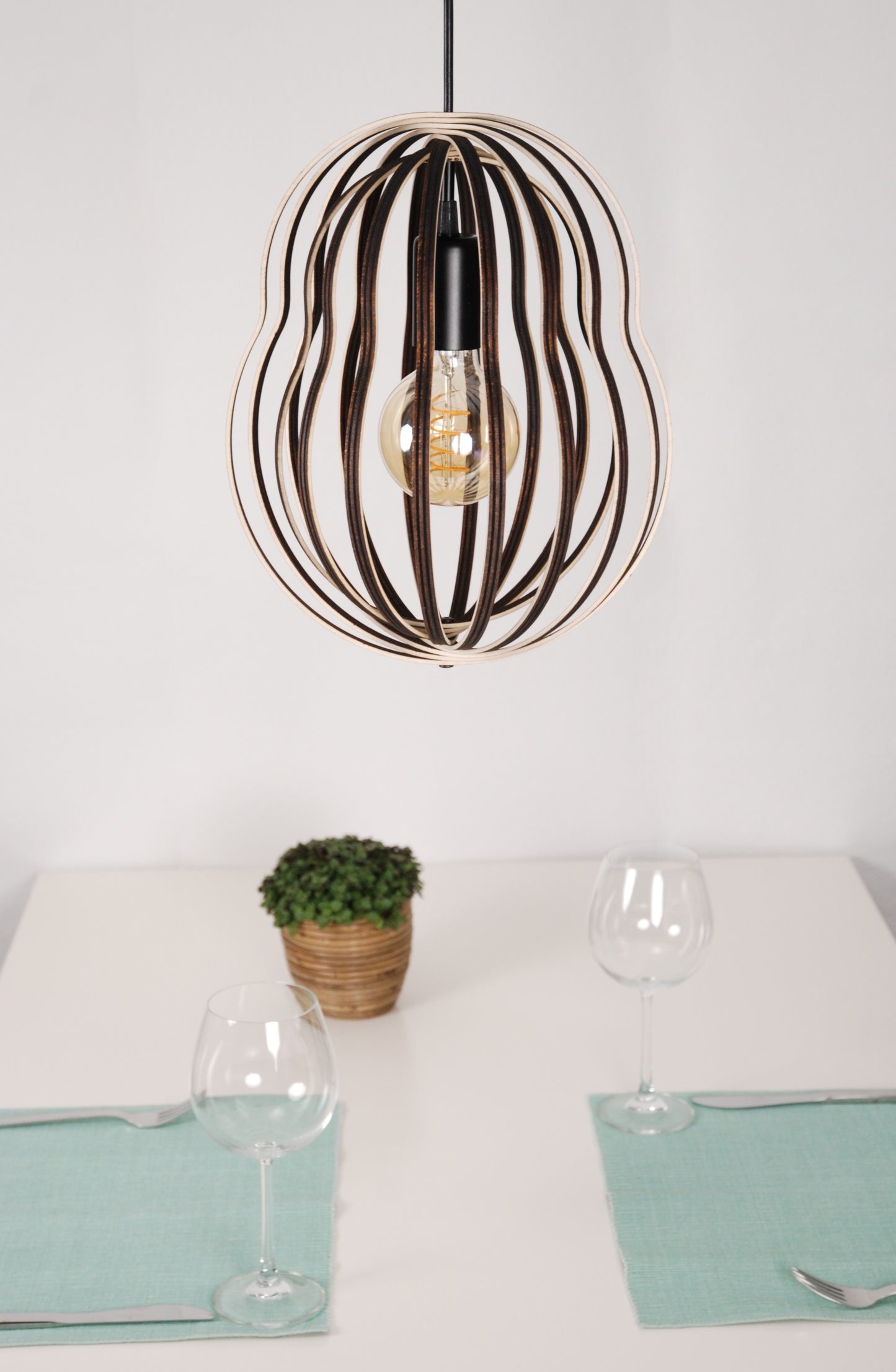 LUWALD NO.02 M Pendelleuchte aus Holz, schwarz, handgefertigt, birnenförmig, ausgeschaltet, Tisch, Deko