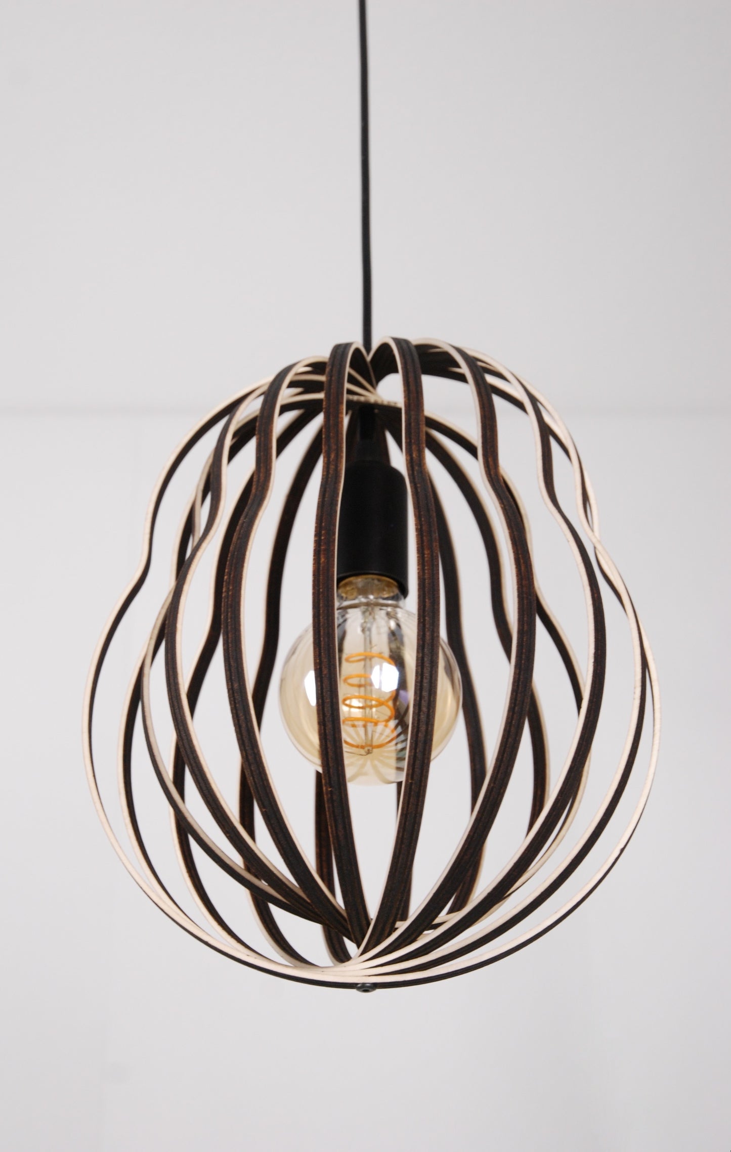 LUWALD NO.02 M Pendelleuchte aus Holz, schwarz, handgefertigt, birnenförmig, ausgeschaltet, schräg von unten