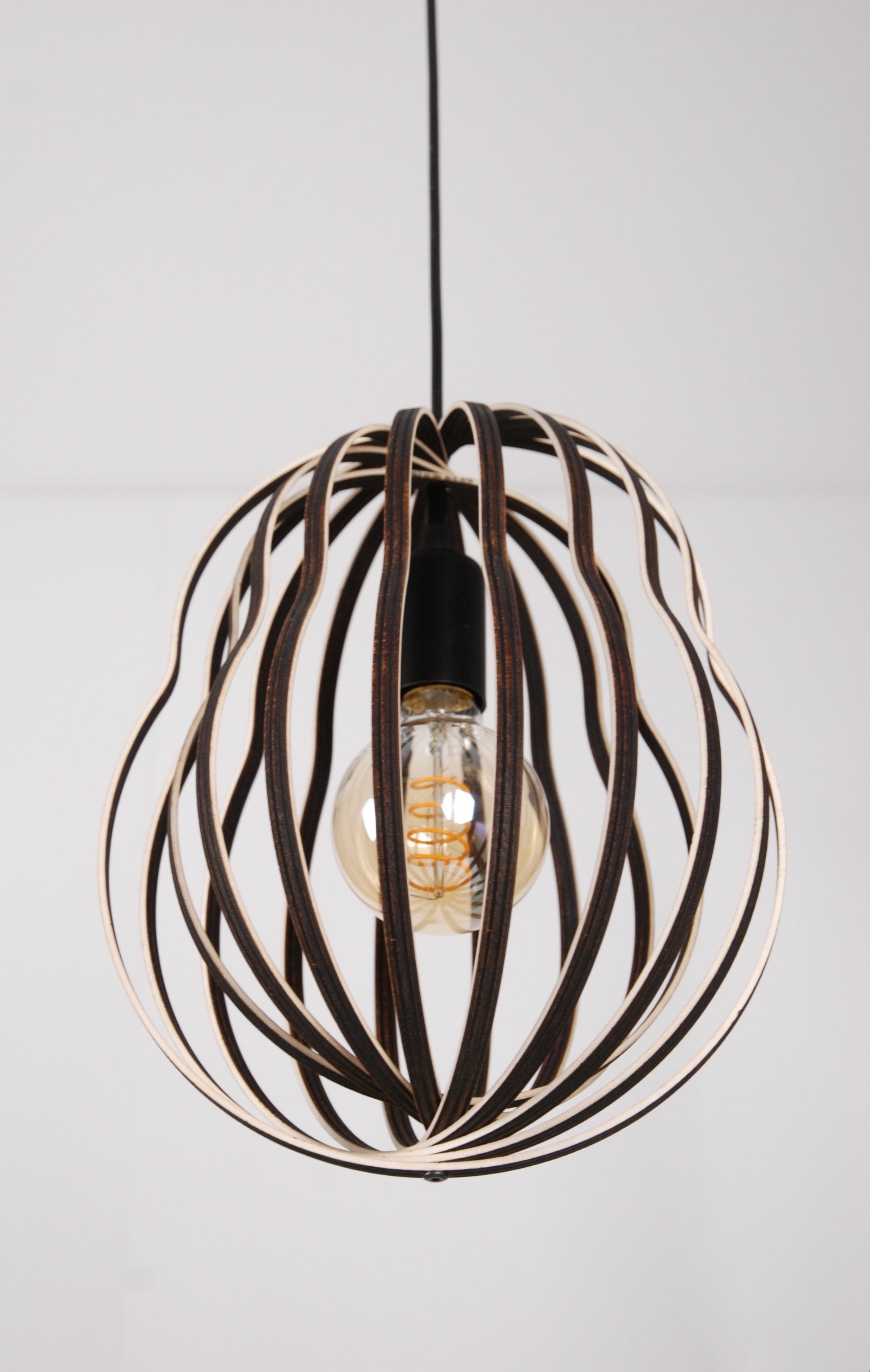 LUWALD NO.02 M Pendelleuchte aus Holz, schwarz, handgefertigt, birnenförmig, ausgeschaltet, schräg von unten
