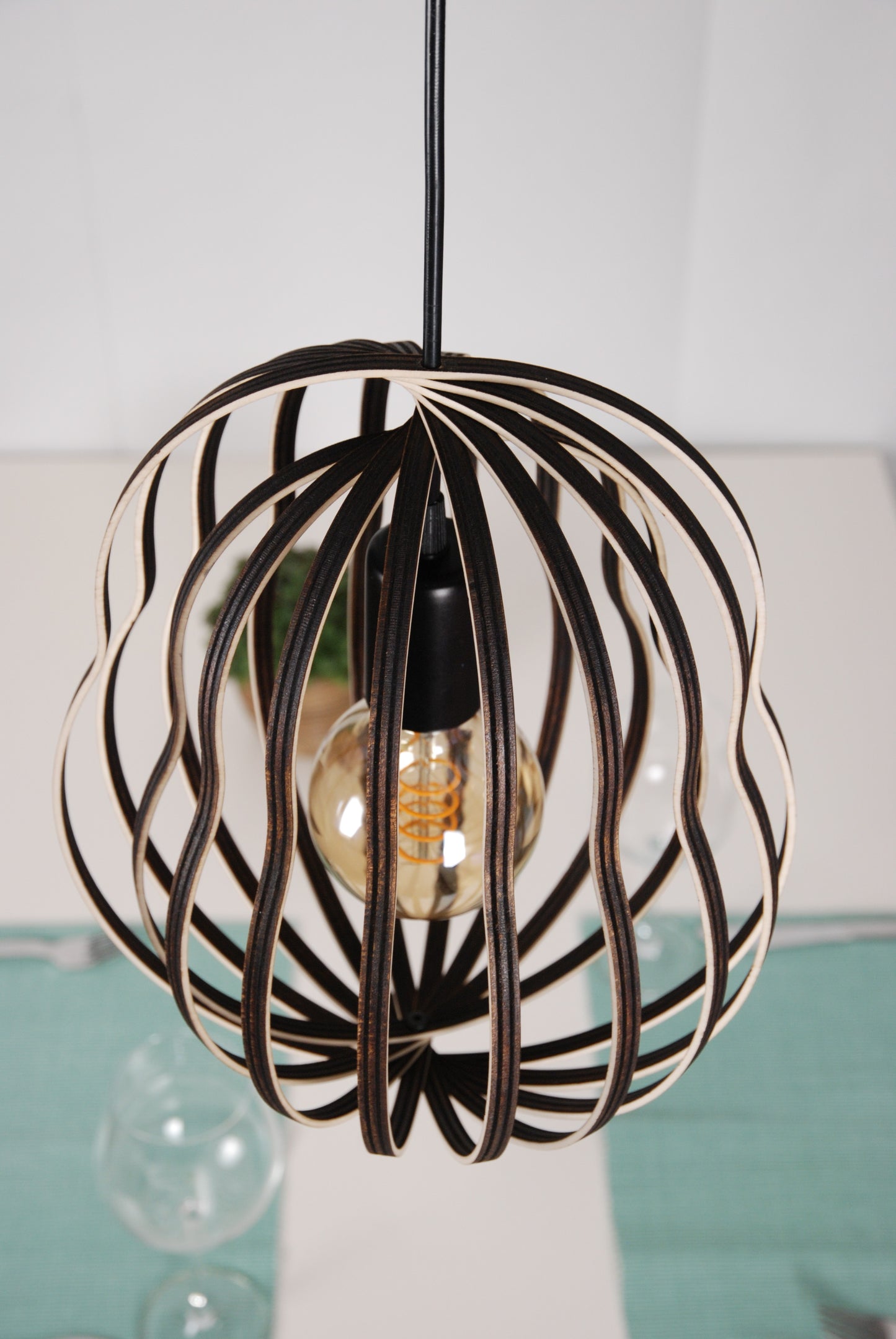 LUWALD NO.02 M Pendelleuchte aus Holz, schwarz, handgefertigt, birnenförmig, ausgeschaltet, schräg von oben