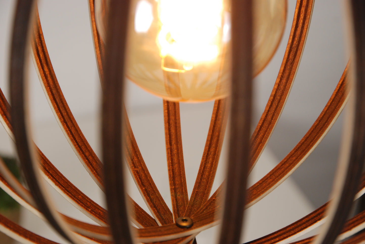 LUWALD NO.02 M Pendelleuchte aus Holz, schwarz, handgefertigt, birnenförmig, angeschaltet, Detailansicht, Ringe