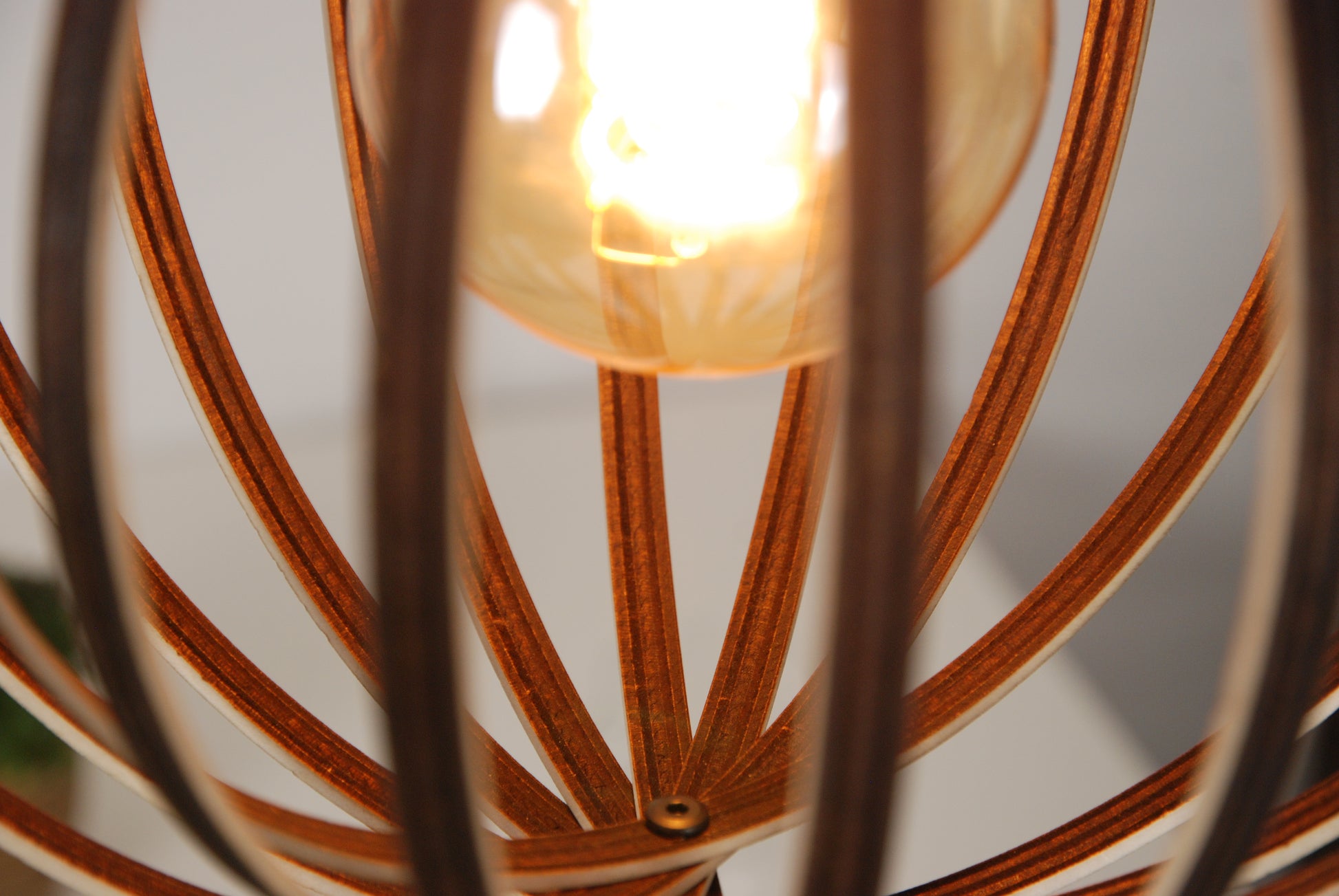 LUWALD NO.02 M Pendelleuchte aus Holz, schwarz, handgefertigt, birnenförmig, angeschaltet, Detailansicht, Ringe