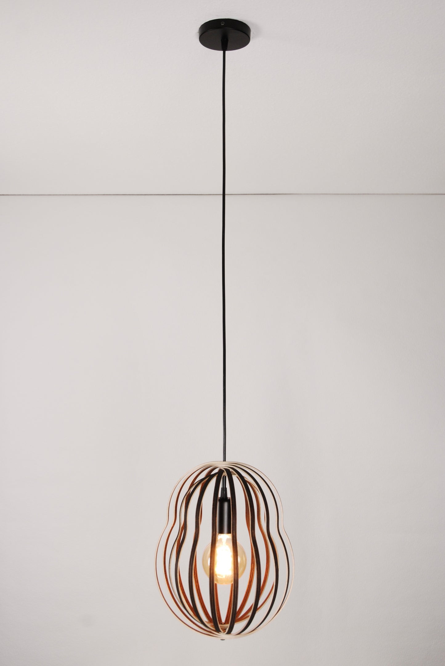 LUWALD NO.02 M Pendelleuchte aus Holz, schwarz, handgefertigt, birnenförmig, angeschaltet, Gesamtansicht