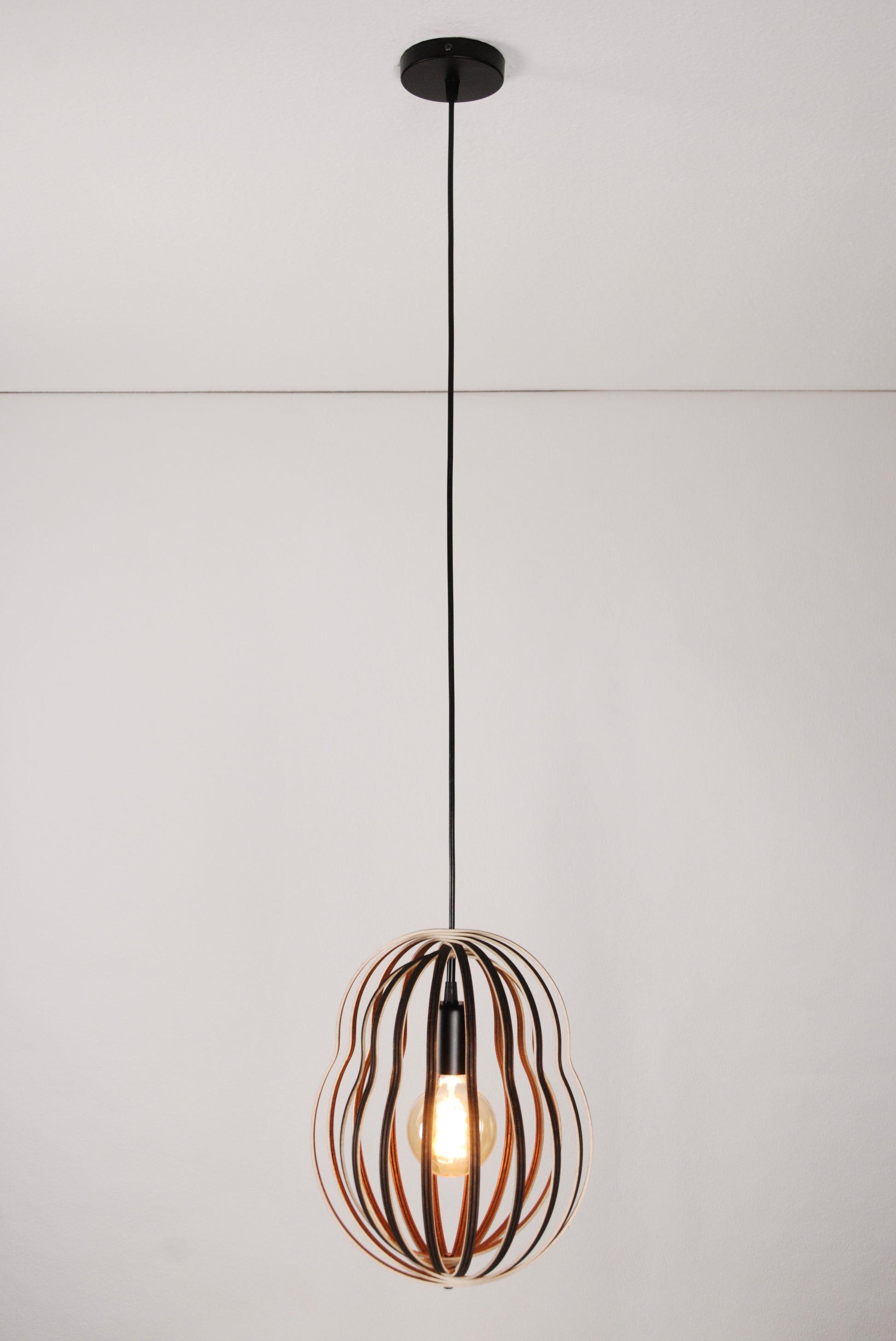 LUWALD NO.02 M Pendelleuchte aus Holz, schwarz, handgefertigt, birnenförmig, angeschaltet, Gesamtansicht