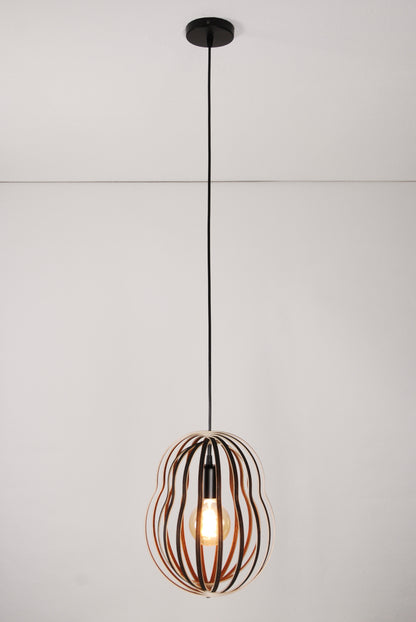 LUWALD NO.02 M Pendelleuchte aus Holz, schwarz, handgefertigt, birnenförmig, angeschaltet, Gesamtansicht