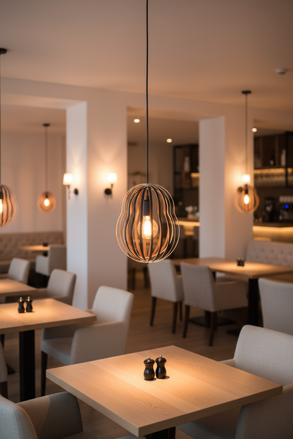 LUWALD NO.02 M Pendelleuchte aus Holz, schwarz, handgefertigt, birnenförmig, angeschaltet, in Restaurant, stimmungsvoll