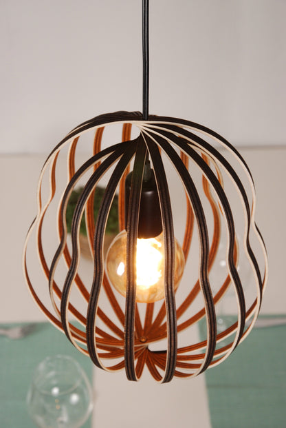 LUWALD NO.02 M Pendelleuchte aus Holz, schwarz, handgefertigt, birnenförmig, angeschaltet, schräg von oben