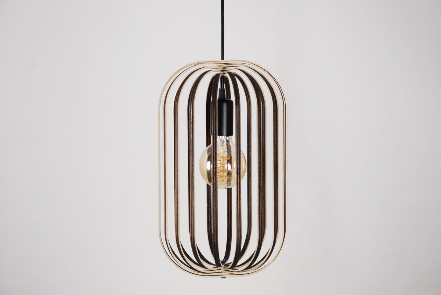 LUWALD NO.04 M Pendelleuchte aus Holz, schwarz, handgefertigt, zylinderförmig, ausgeschaltet, Ringe, Hängelampe, Seitenansicht