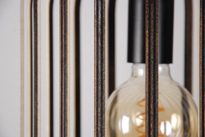 LUWALD NO.04 M Pendelleuchte aus Holz, schwarz, handgefertigt, zylinderförmig, angeschaltet, Ringe, Atmosphäre, Hängelampe,  Detailansicht