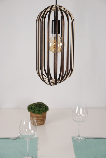 LUWALD NO.04 M Pendelleuchte aus Holz, schwarz, handgefertigt, zylinderförmig, angeschaltet, Ringe, Atmosphäre, Hängelampe,  Tisch Deko