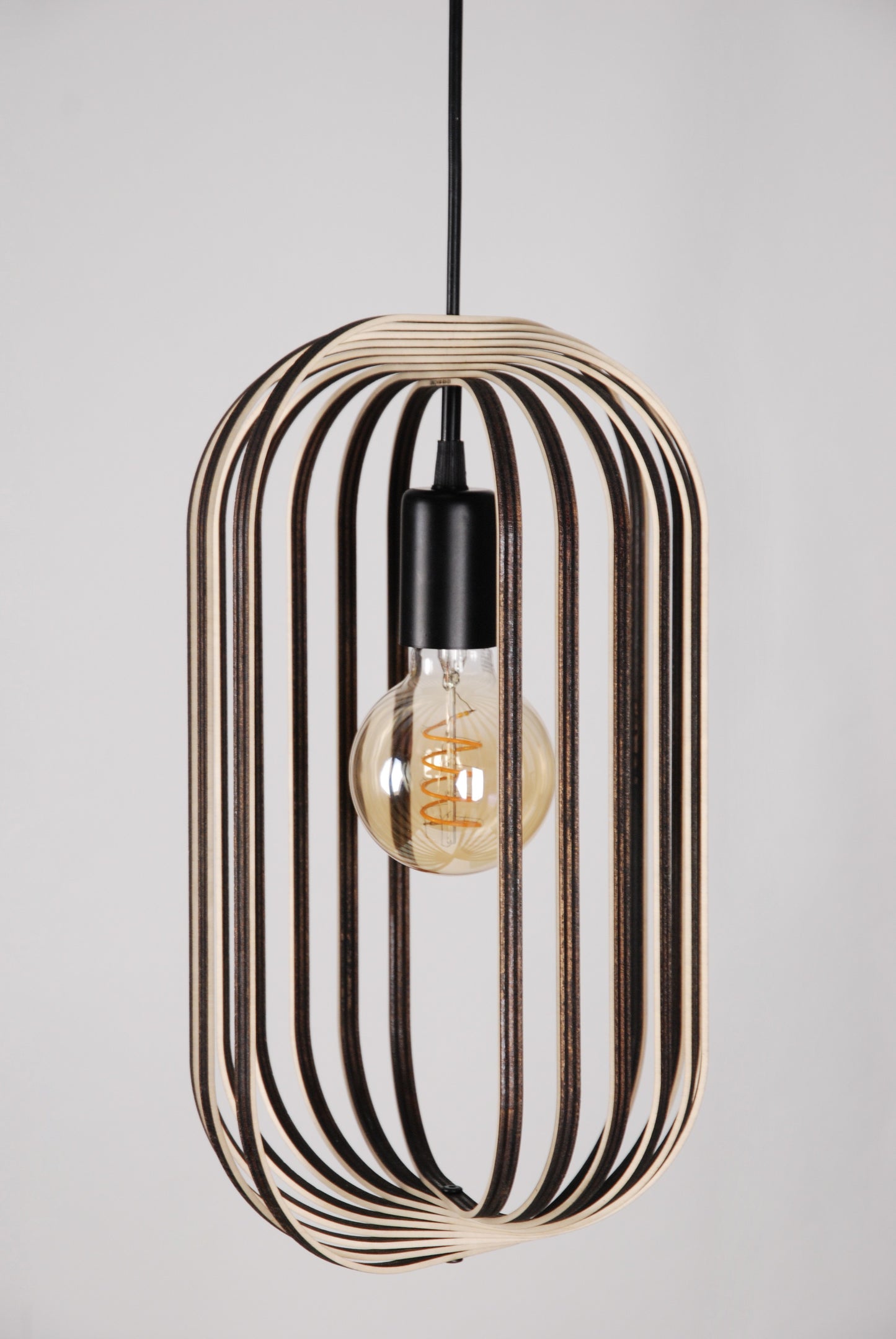 LUWALD NO.04 M Pendelleuchte aus Holz, schwarz, handgefertigt, zylinderförmig, ausgeschaltet, Ringe, Atmosphäre, Hängelampe,  Seitenansicht, andere Anordnung