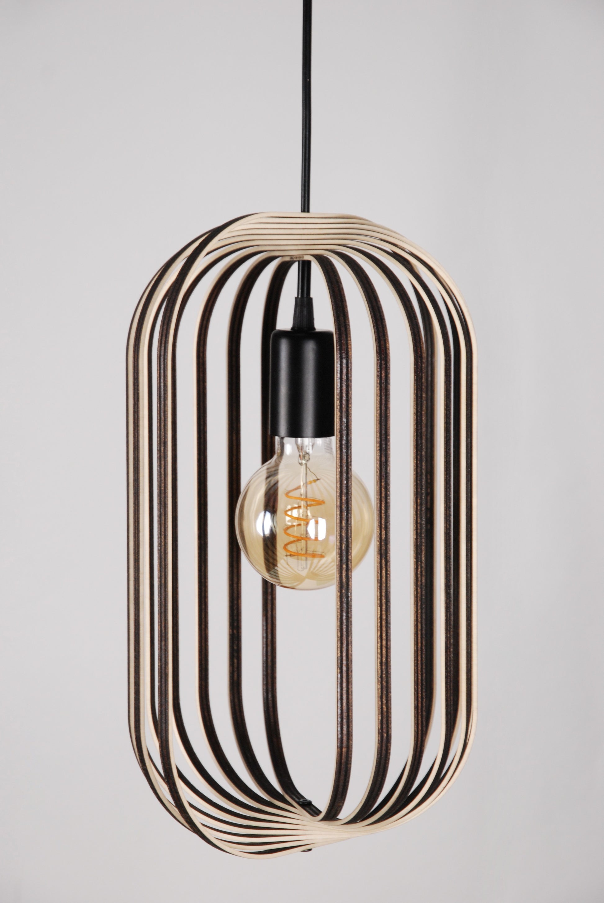 LUWALD NO.04 M Pendelleuchte aus Holz, schwarz, handgefertigt, zylinderförmig, ausgeschaltet, Ringe, Atmosphäre, Hängelampe,  Seitenansicht, andere Anordnung