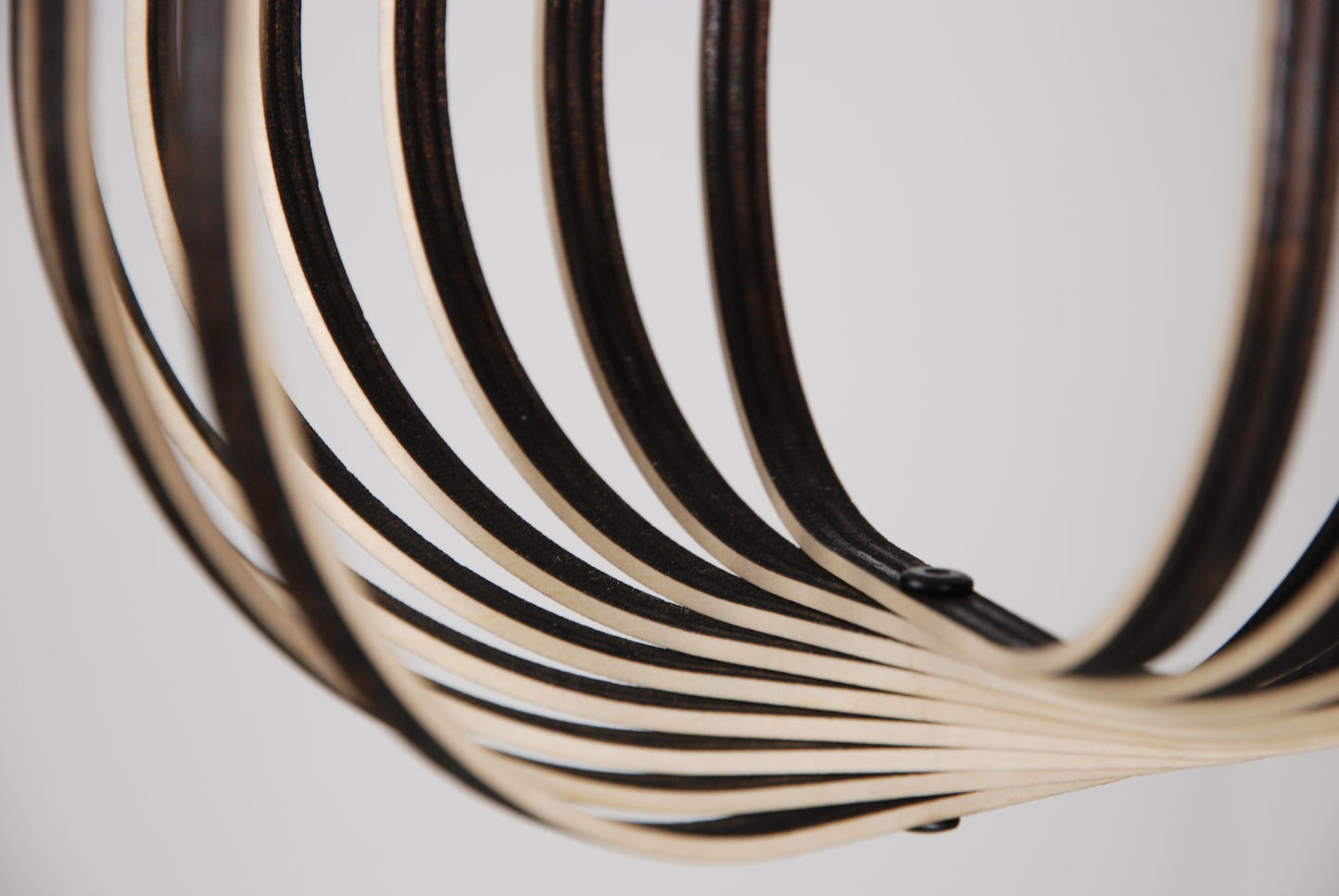 LUWALD NO.04 M Pendelleuchte aus Holz, schwarz, handgefertigt, zylinderförmig, angeschaltet, Ringe, Atmosphäre, Hängelampe,  Detailansicht