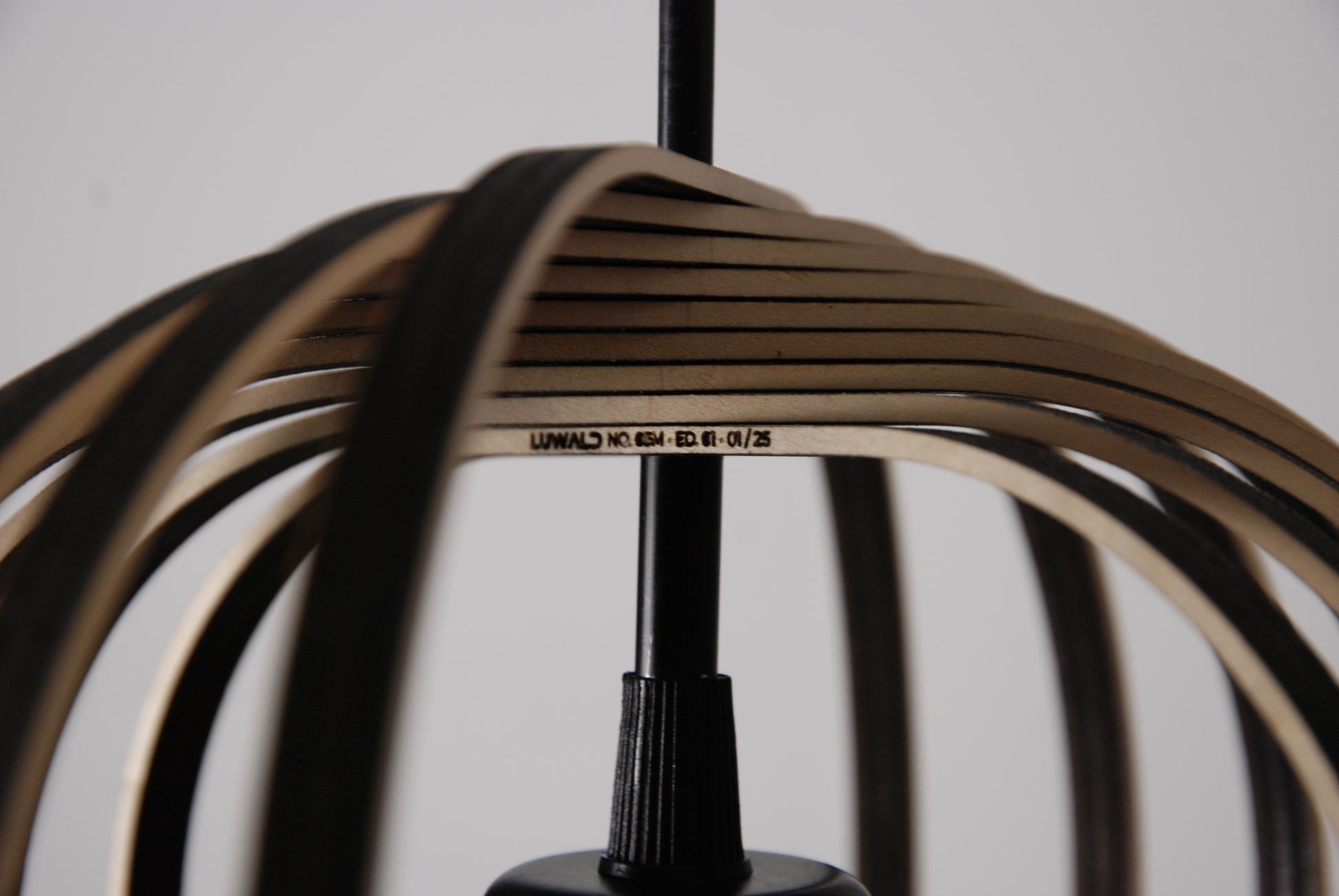 LUWALD NO.04 M Pendelleuchte aus Holz, schwarz, handgefertigt, zylinderförmig, ausgeschaltet, Ringe, Atmosphäre, Hängelampe,  Detailansicht, Logo, Gravur