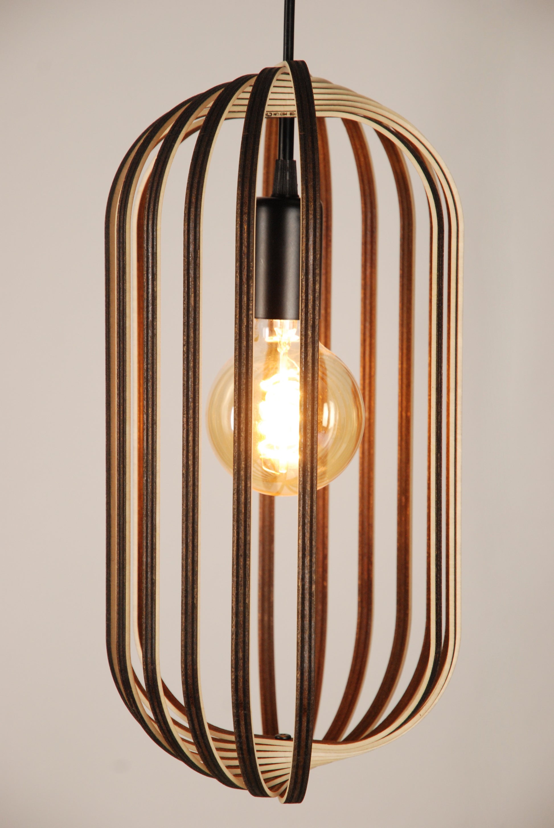 LUWALD NO.04 M Pendelleuchte aus Holz, schwarz, handgefertigt, zylinderförmig, angeschaltet, Ringe, Atmosphäre, Hängelampe,  Seitenansicht